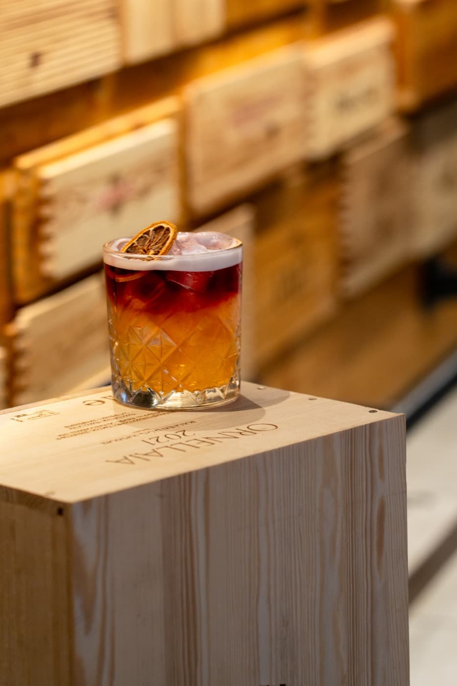 Cocktail della casa sulle casse di vino